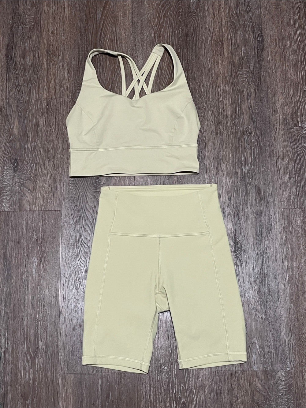 EUC Lululemon Matching Dew Green Set. Size Top 6/Bottom 4